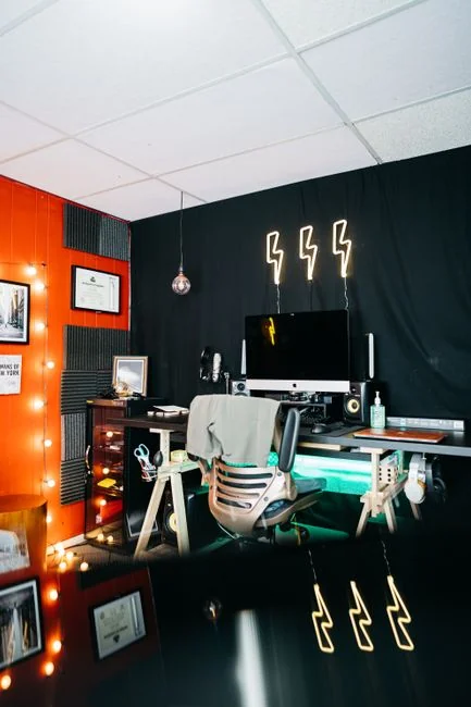 Un bureau épuré avec deux écrans, un clavier, une souris et un carnet, pensé pour favoriser la productivité.
